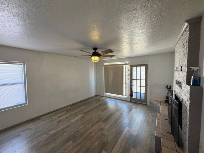 Building Photo - 2 Bed 2 Bath Home