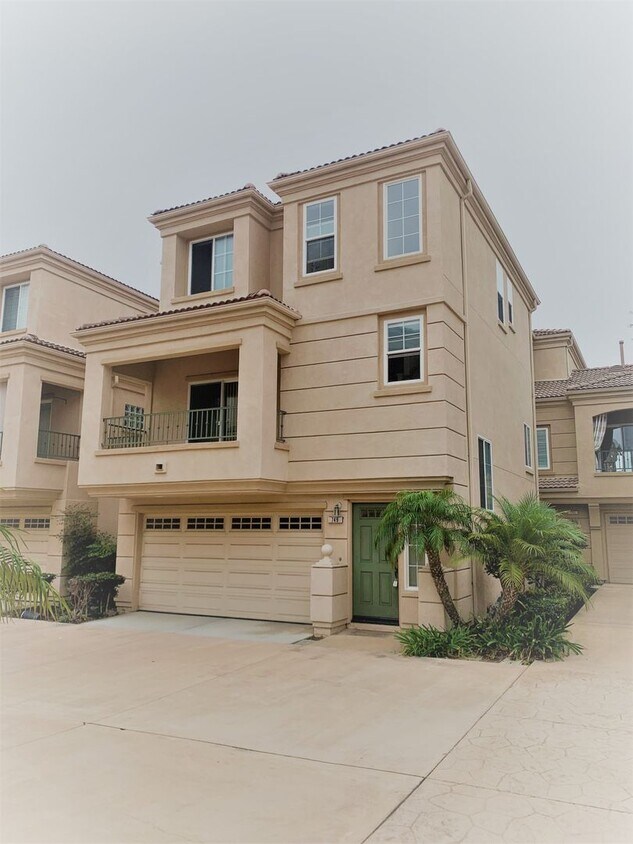Primary Photo - 2 Bed/2.5 Bath Beach Townhome - Just 2 blo...