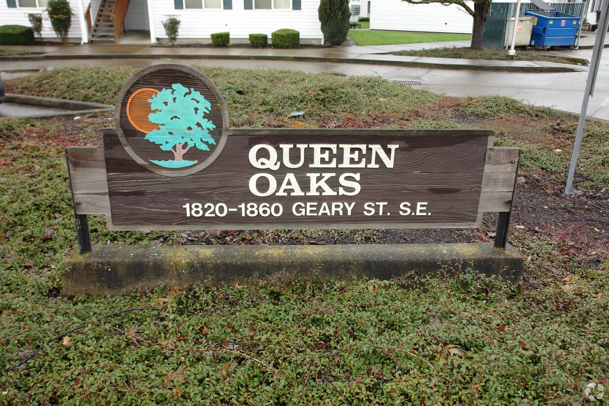 Building Photo - Queen Oaks