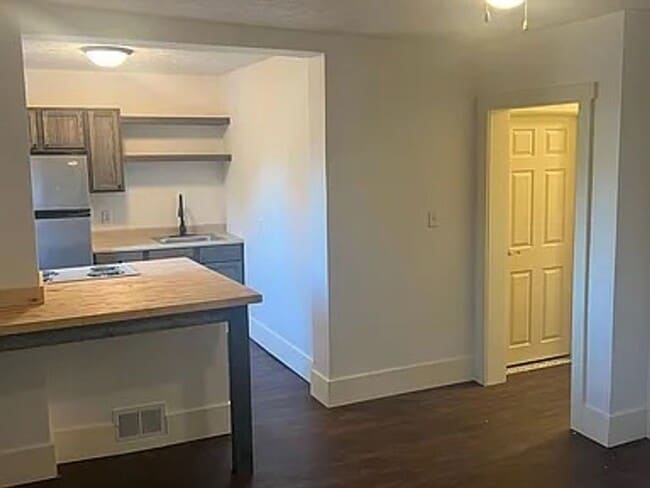 Foto del edificio - 317 E St Joseph St