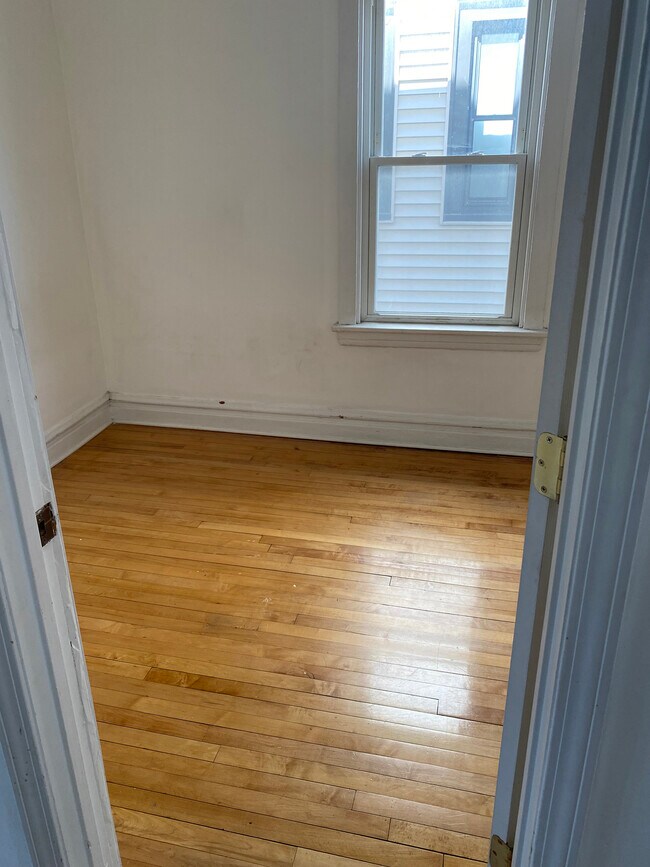 Building Photo - 2824 N Avers Ave