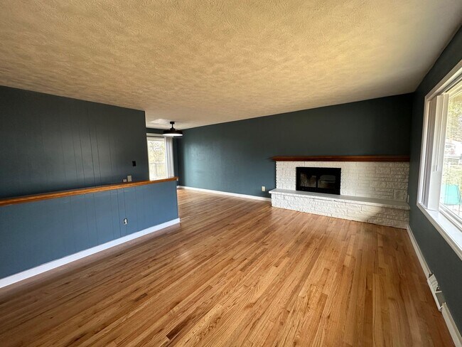 Foto del edificio - Spacious Northside 4-Bed, 2-Bath Ranch with Hardwood Floors