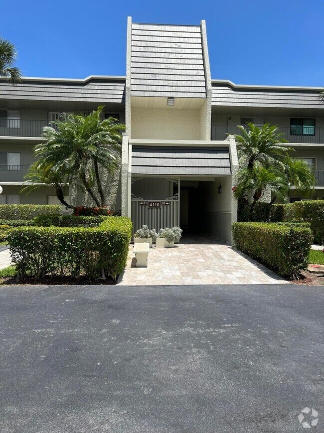 The Fountains Country Club Apartments for Rent with a Living Room