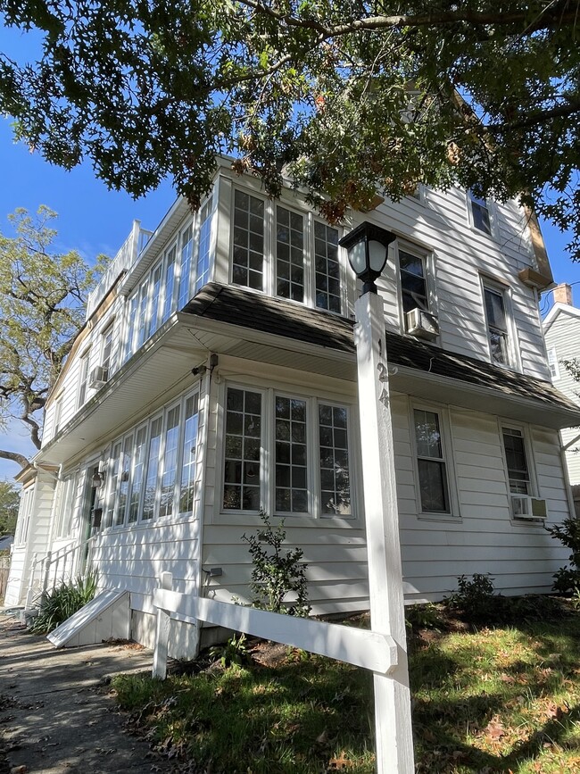 Building Photo - 124 Potter St