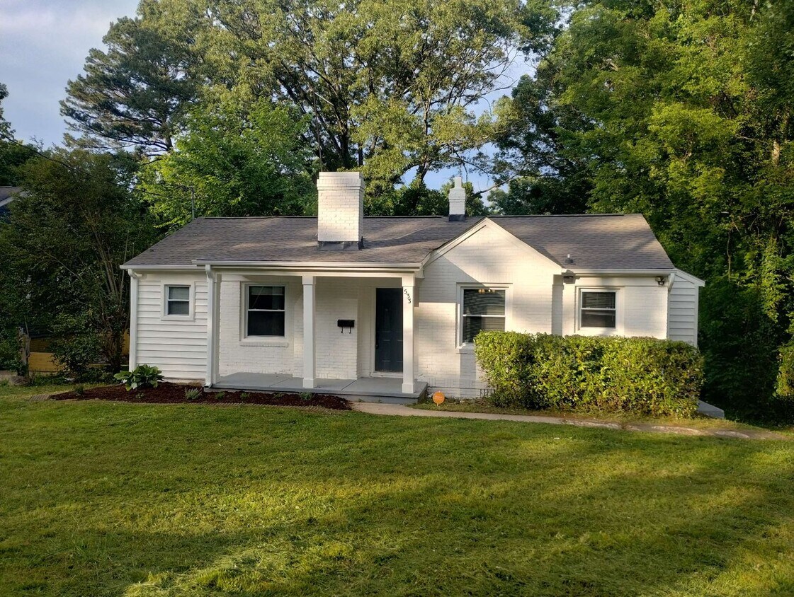 Charming Home, open floor plan close to C... - Charming Home, open  floor plan close to C...