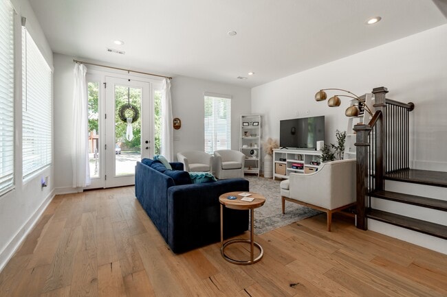 Building Photo - Holly Luxury Living