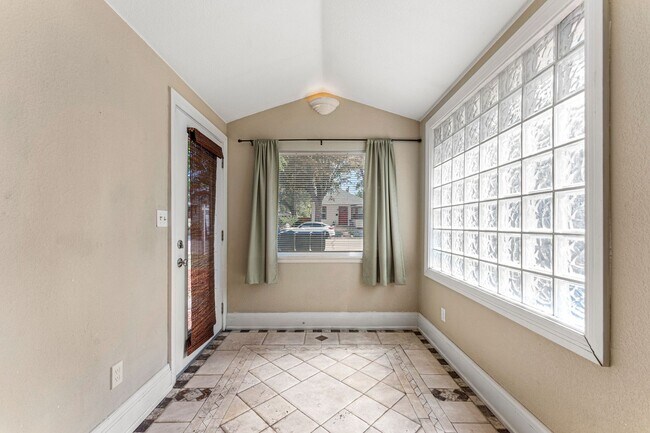 Foto del edificio - House + ADU!