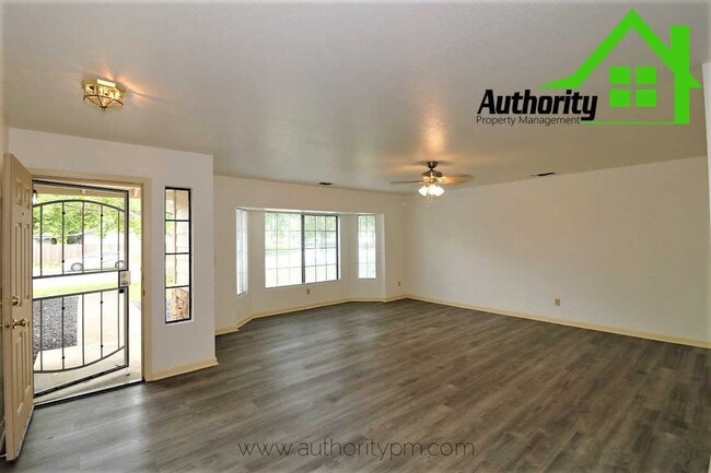 Building Photo - 3210 Driftstone Dr. Great size home, Centr...