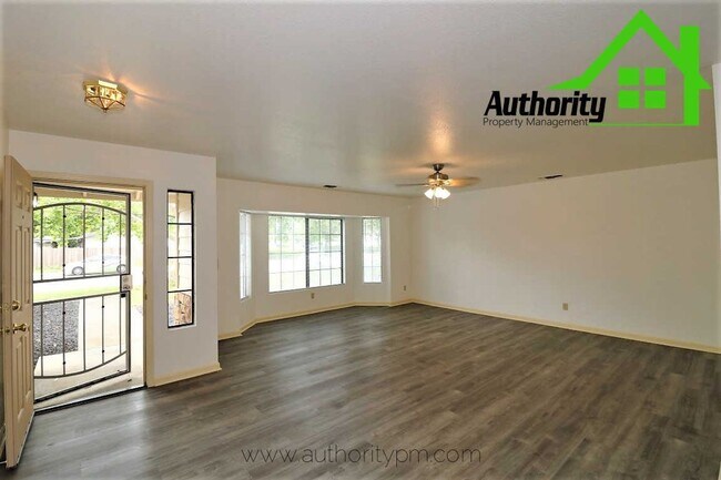 Foto del edificio - 3210 Driftstone Dr. Great size home, Centr...