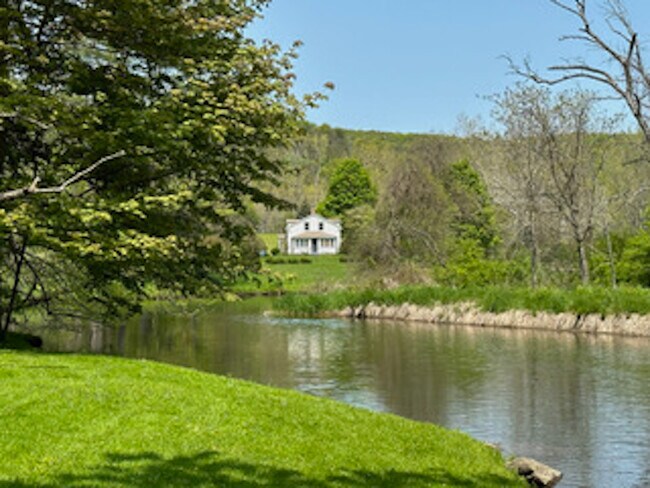Building Photo - 194 S Amenia Rd
