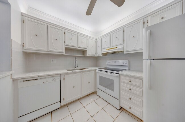 Foto del edificio - 257 S Cypress Rd