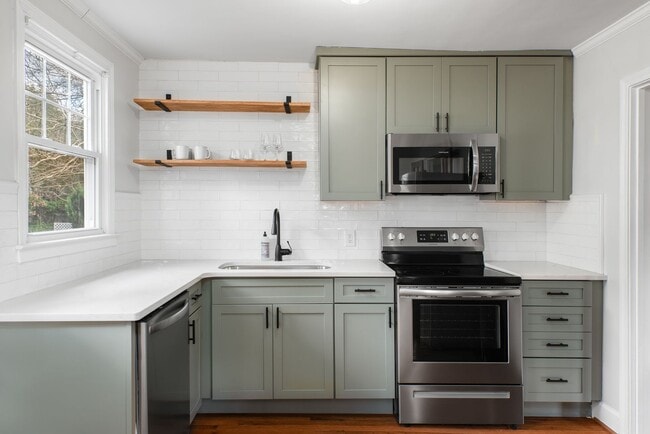 Building Photo - Charming Cottage in Northgate Park - A Gem...