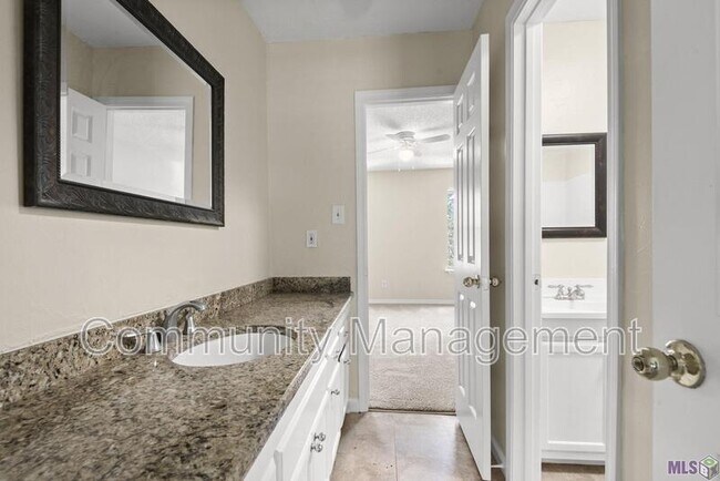 Foto del edificio - 4365 Jefferson Woods Dr