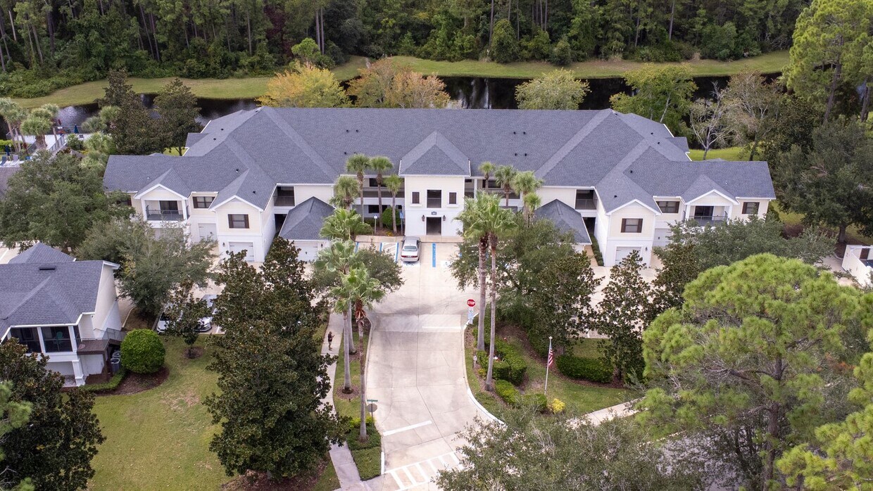 Foto principal - Belle Haven 2-Bedroom Condo with Pond View and Garage