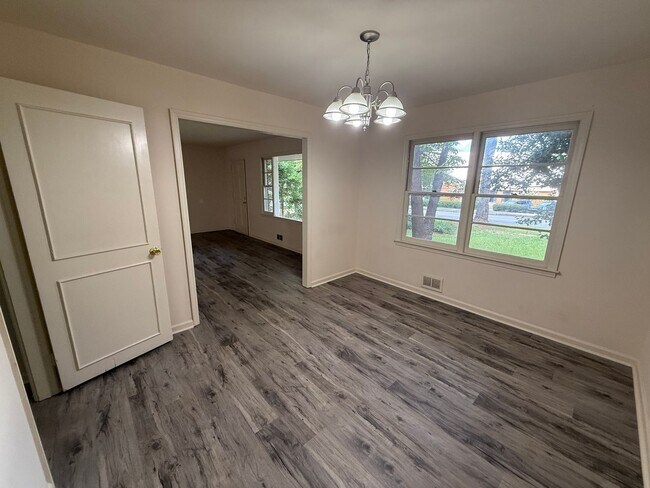 Building Photo - Spacious 3 Bedroom House
