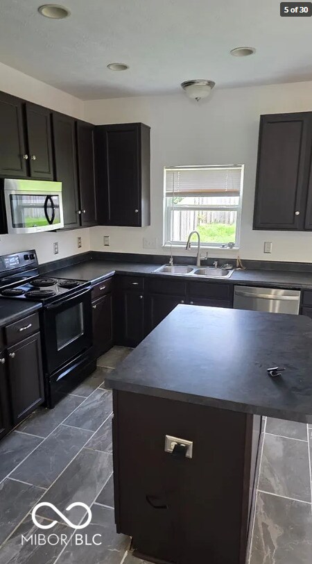Building Photo - 15098 Royal Grove Dr
