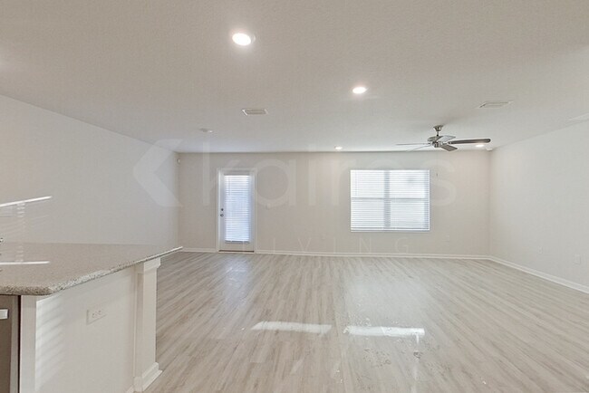 Foto del edificio - 261 Monarch Ln