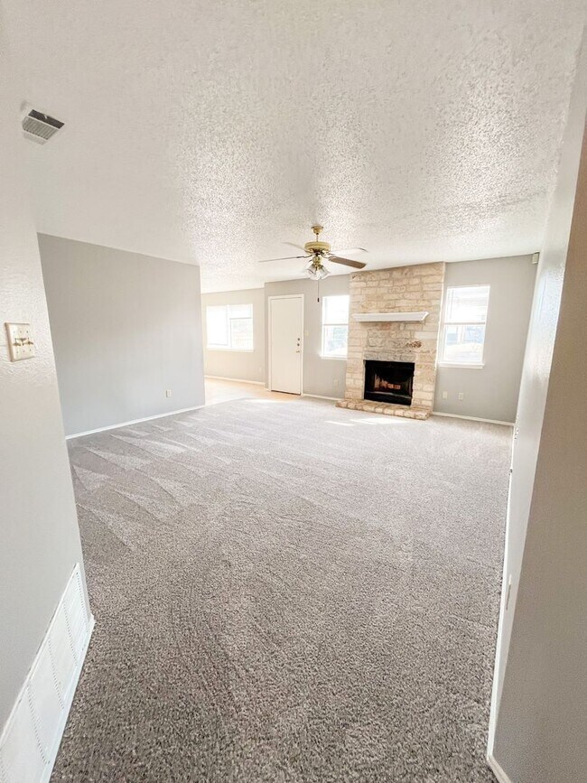 Foto del edificio - Beautiful 4 bedroom, 2 bathroom home with ...