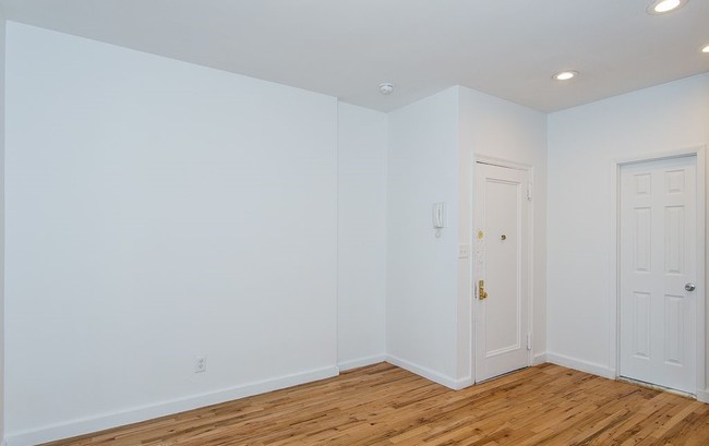 Building Photo - 410 E 78th St