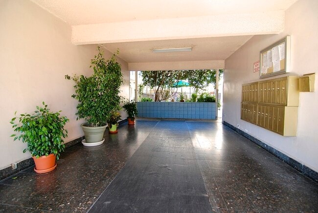 Foto del edificio - 7005-7009 Coldwater Canyon Apartments