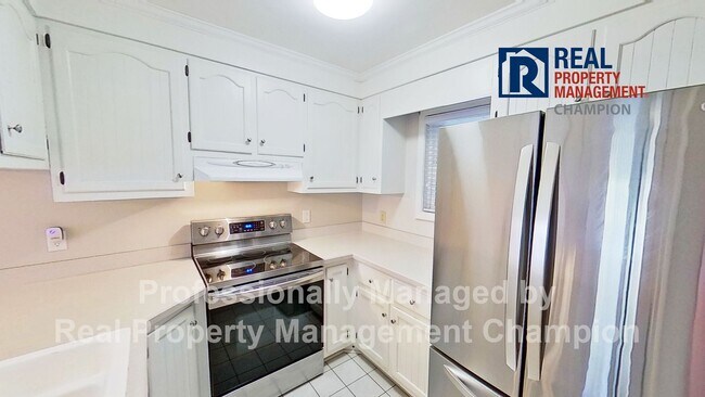 Foto del edificio - Spacious End Unit Townhome with Private De...