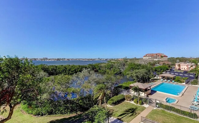 Vistas - 7050 Sunset Dr S