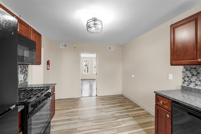 Building Photo - 135 3rd St