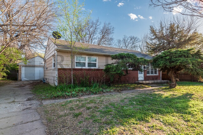Building Photo - 1621 E Jump St