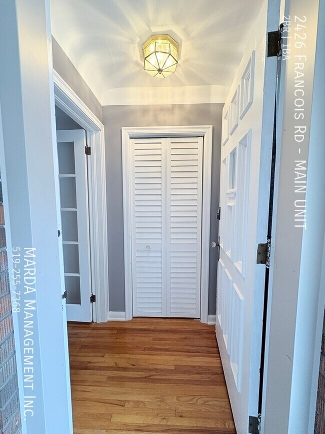 Photo du bâtiment - BEAUTIFUL 2 BED/1 BATH MAIN UNIT - EAST WI...