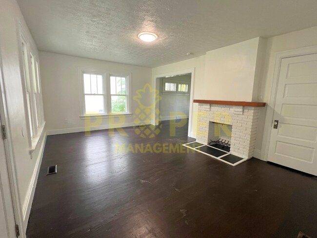 Building Photo - 3 bedrooms 1 bathrooms house for rent