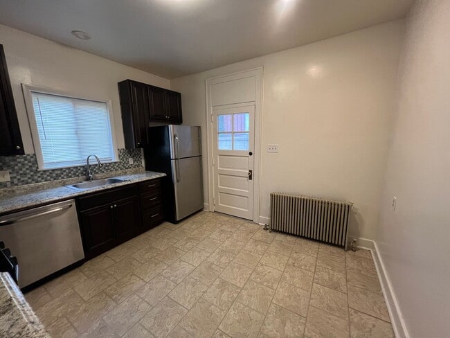 Building Photo - HUGE 3-Bedroom home in Bellevue!