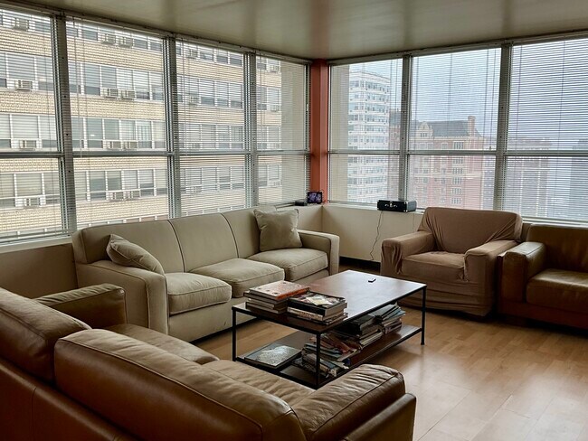 Foto del edificio - 655 W Irving Park Rd