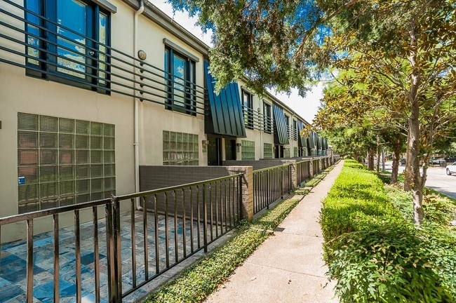 Building Photo - 4414 Buena Vista St