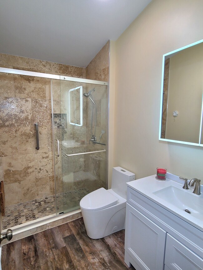 Building Photo - 636 E Whispering Oaks Ct