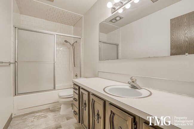 Foto del edificio - HUGE 3 Bed 2 Bath Condo Water/Sewer Included!