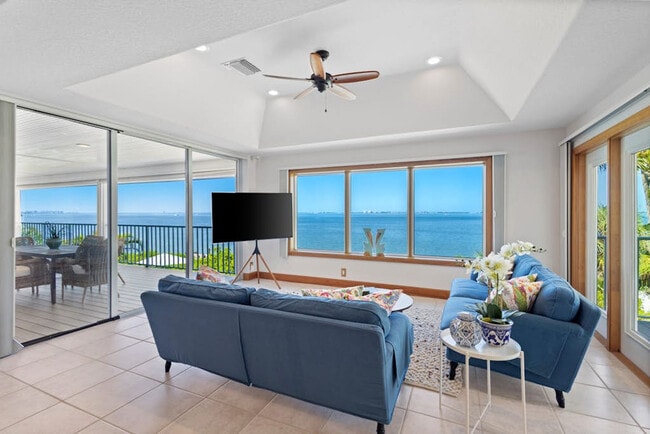 Building Photo - 3208 Bay Dr