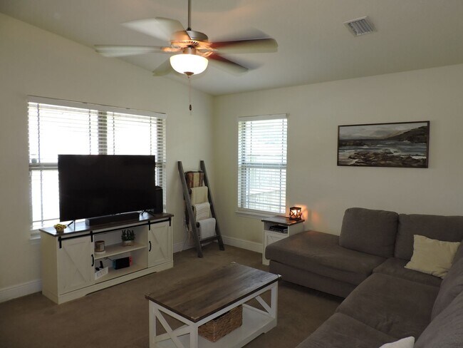 Foto del edificio - Easy access to Whiting Field & shopping!