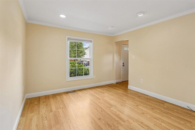 Foto del edificio - Lovely 2 BR Townhome off Wootton Parkway. Available NOW!
