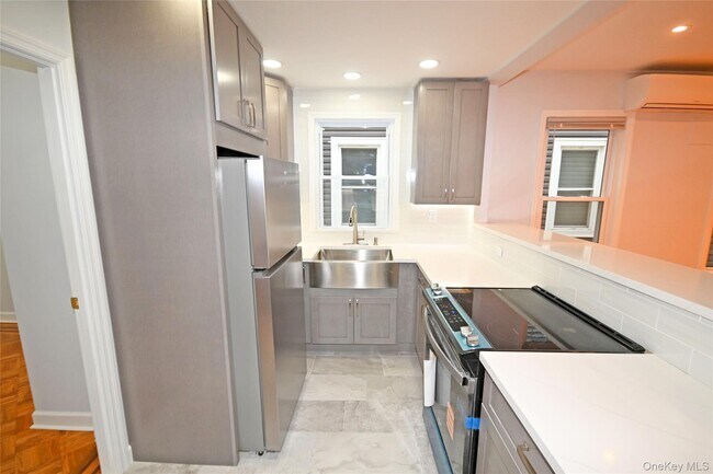 Foto del edificio - 70-30 66th Pl
