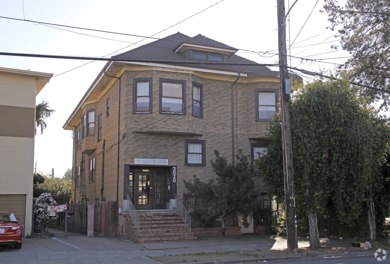 Building Photo - Helena Manor