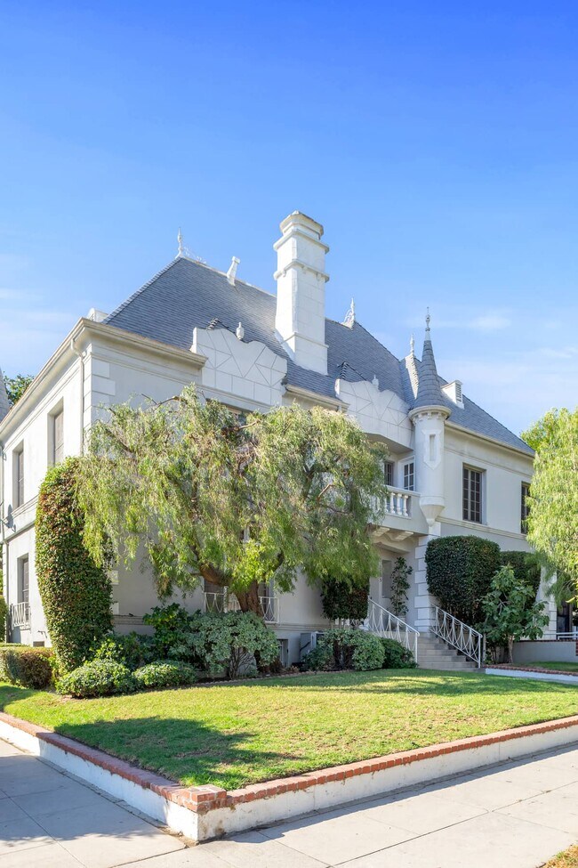 Building Photo - 2205 N Beachwood Dr