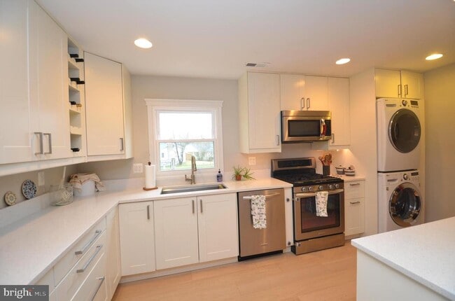 Building Photo - 6627 Dorset Dr