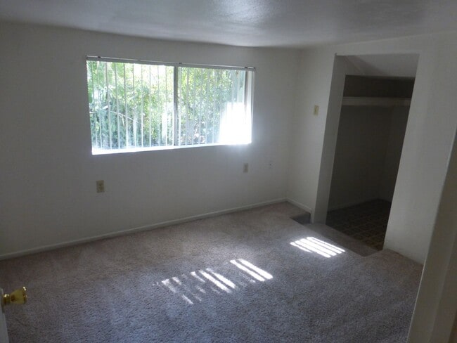 Building Photo - 906 S Farmer Ave