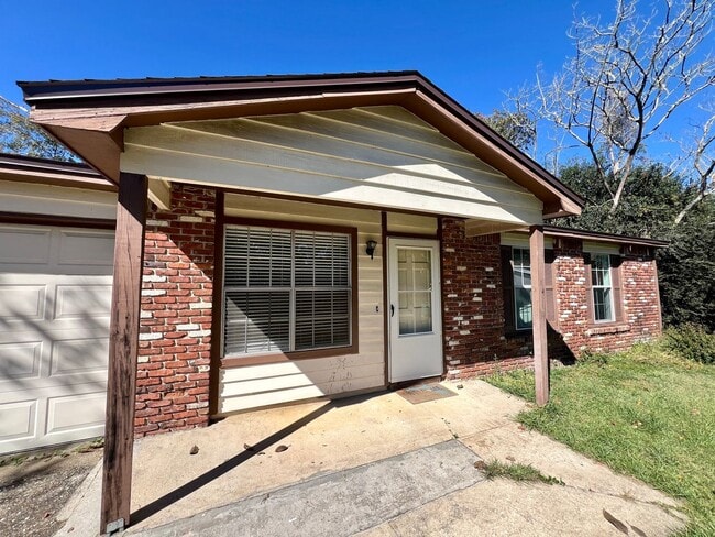 Building Photo - Super house on large private lot