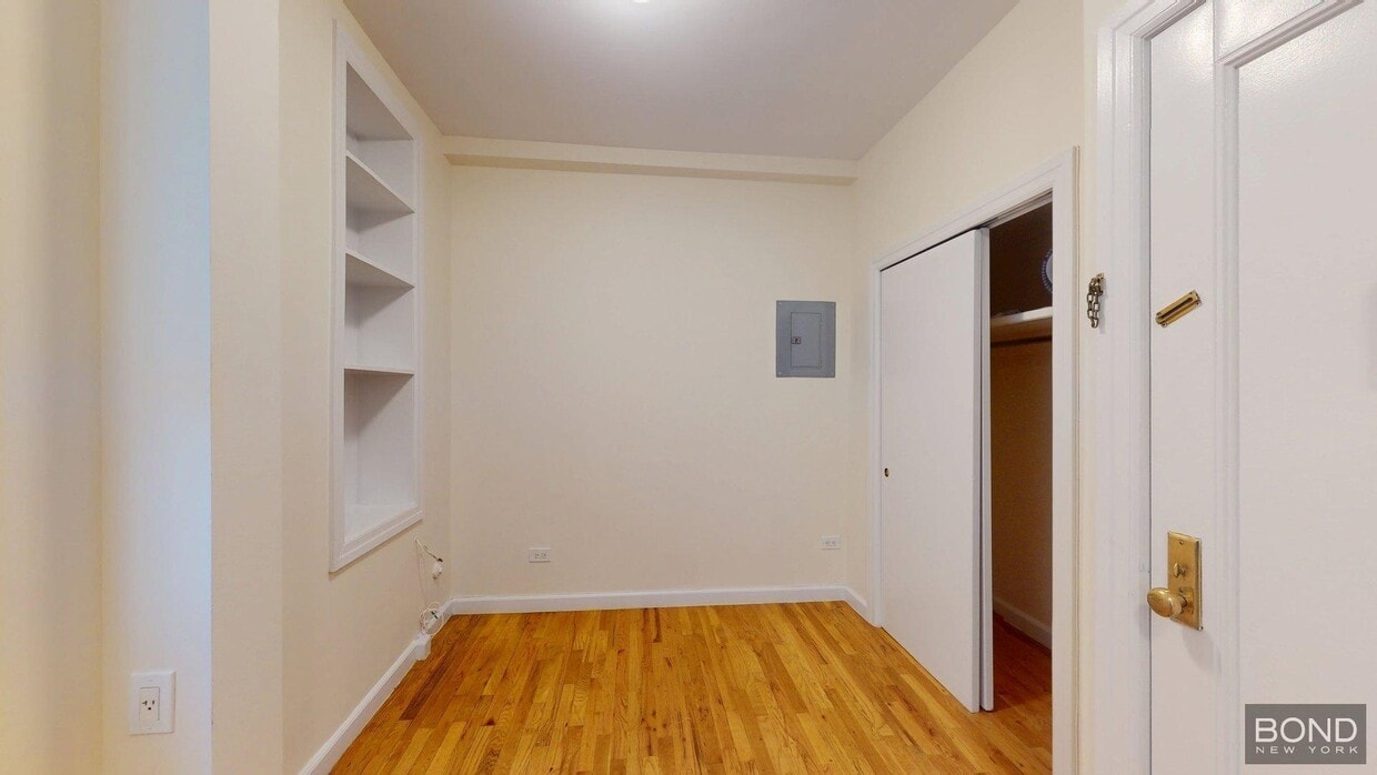 Building Photo - 305 W 45th St