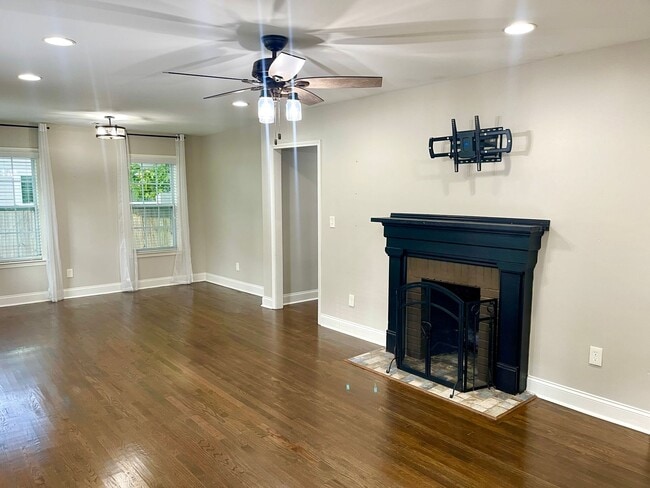 Foto del edificio - Welcome to this stunning 3-bedroom, 2-bath...
