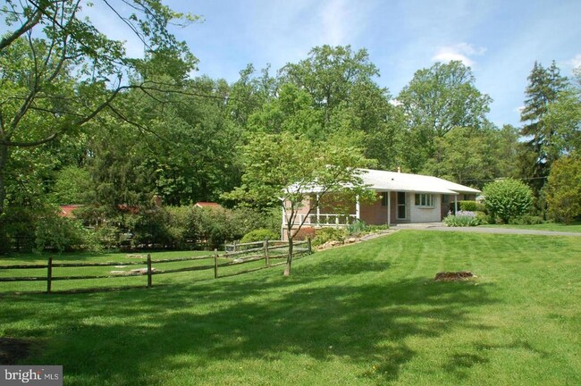 Foto del edificio - 4842 Randolph Dr