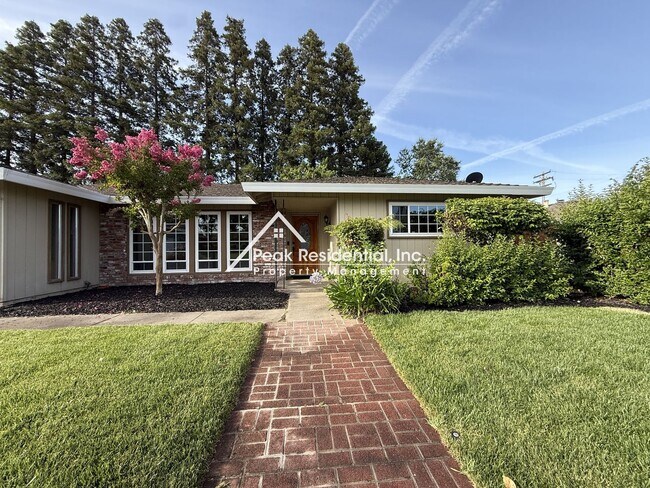 Foto del edificio - Spacious 3bd/2ba Carmichael Home With Sun Room