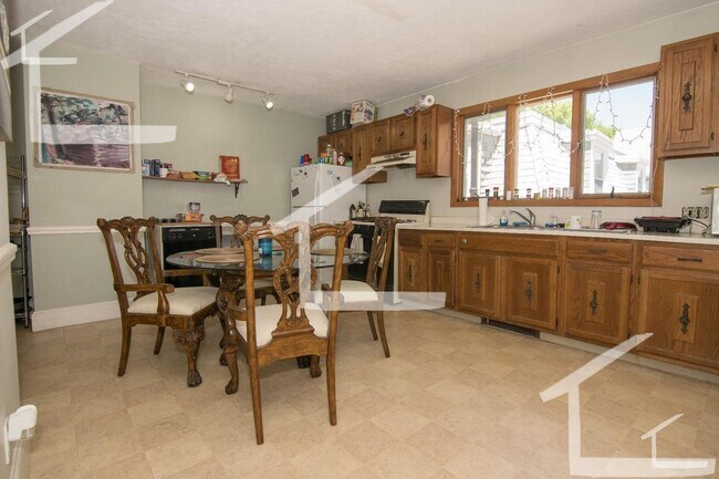 Foto del edificio - BRIGHTON 3.5 BED/2 BATH ON 2 FLOORS