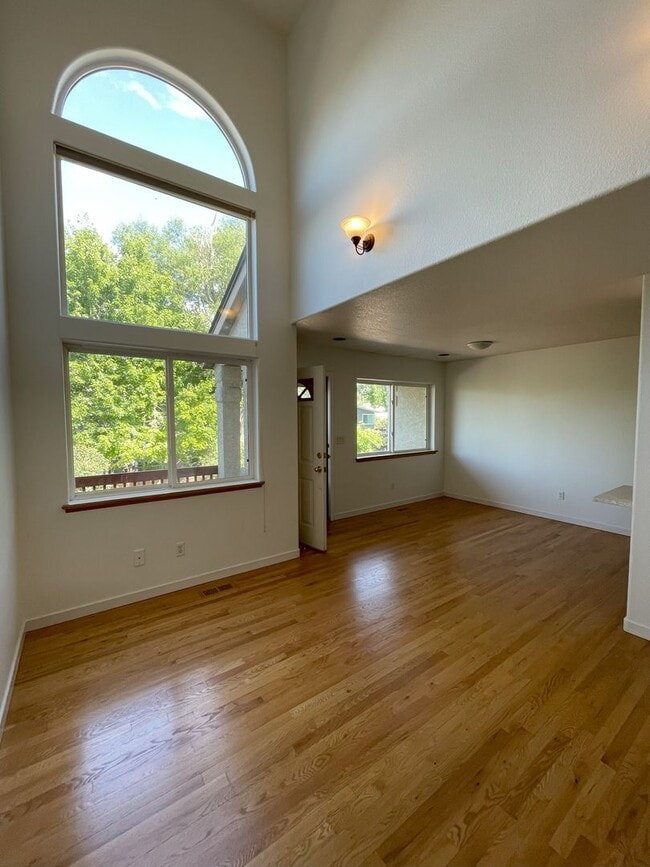 Building Photo - 584 Ridgeview Dr